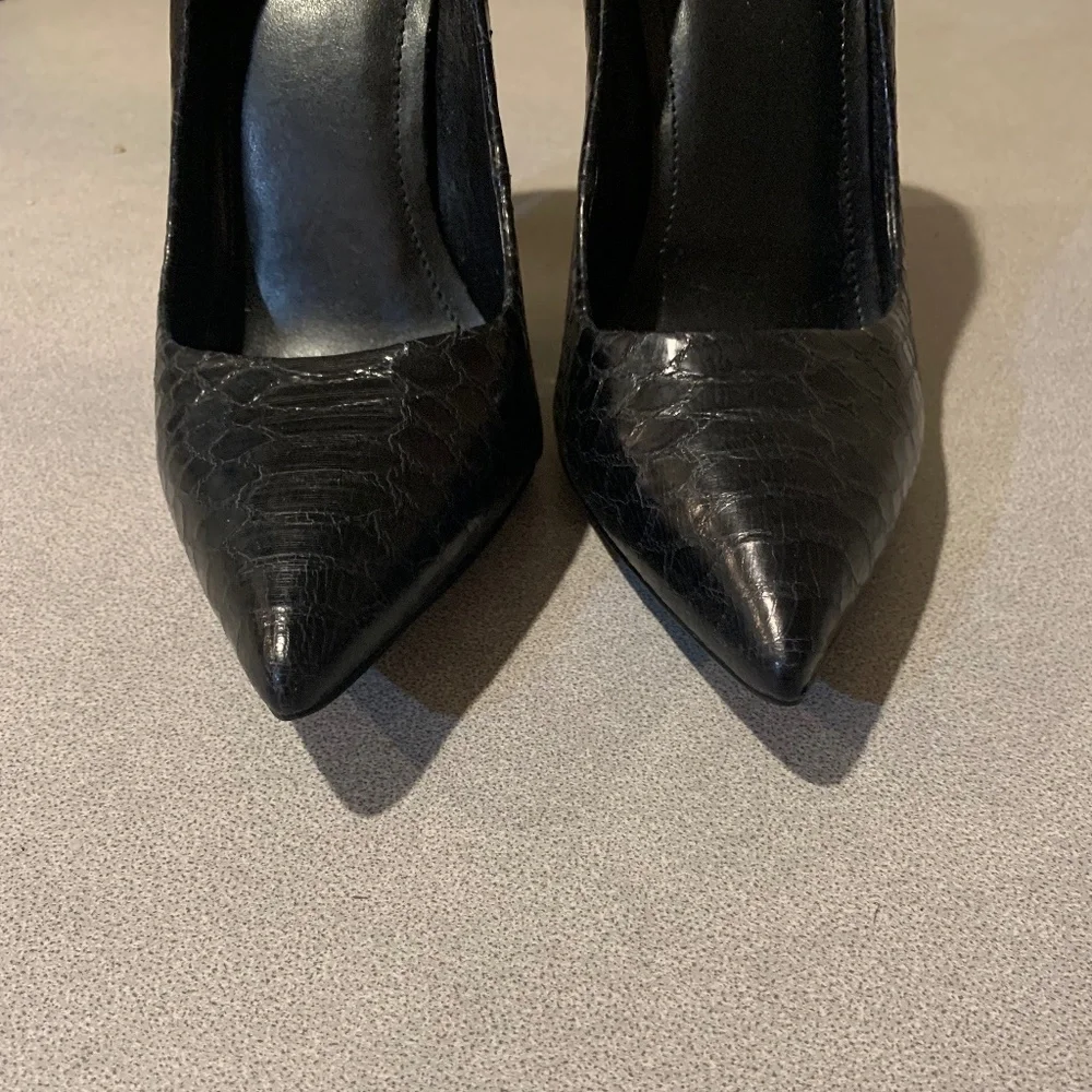 Vince Camuto Black Snakeprint Leather Pumps sz 9 M